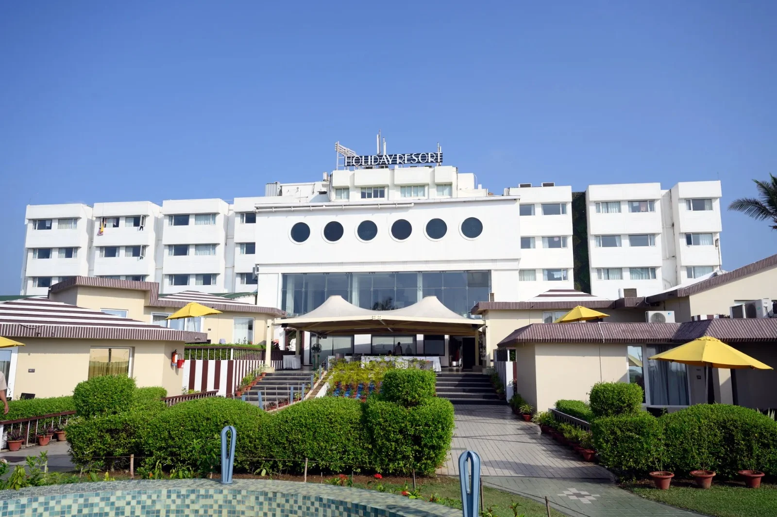 Hotel Holiday Resort Puri — main building