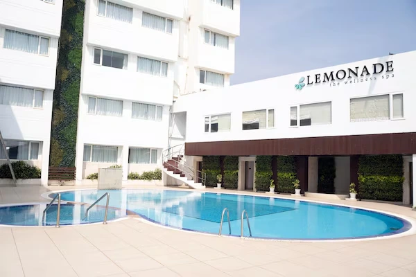 Swimming pool and Lemonade spa
